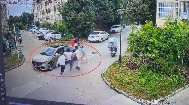 前妻纠集他人街头强夺5岁女儿 父亲称其当初明确拒绝抚养