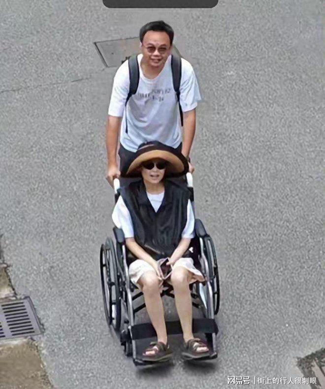 袁立现身苏州大学，身边老公一路贴心相伴