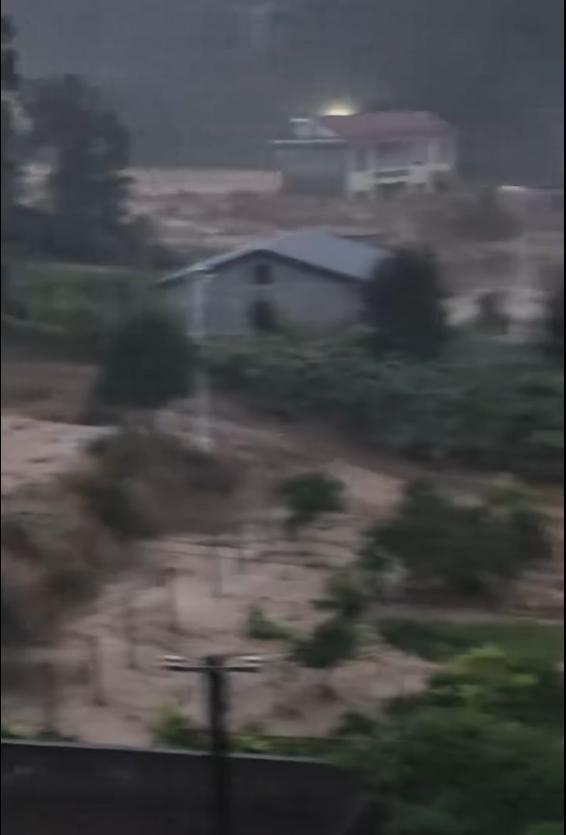 男子遭洪水卷走下落不明 妹妹含泪回忆：他让邻居先跑自己却没能脱身
