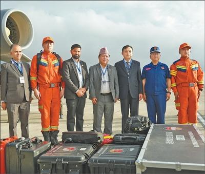 尼泊尔军方确认：中国救援专家深入隧道搜救，已成功救起2人