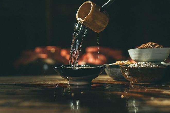 酒鬼酒激进出招：半年清退447家经销商、精简产品线，联手胖东来再推65元新品