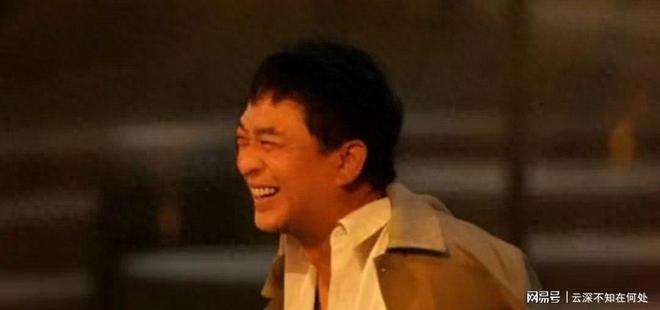 张嘉益现状：白发染黑太年轻，住西安大别墅，与二婚妻子甜蜜依旧