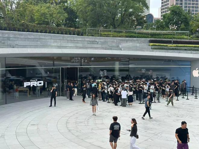 沪广深三城直击iPhone 18 Pro系列首发 消费者排队等候预购