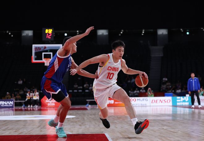 王俊杰砍下20+14 中国男篮44分大胜菲律宾