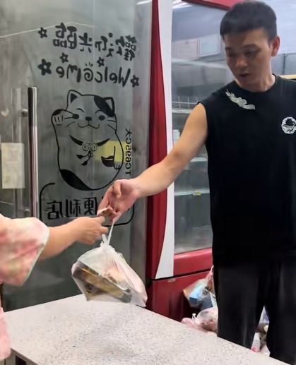 广州三名小孩凑10.5元盼便利店别关 店主发声