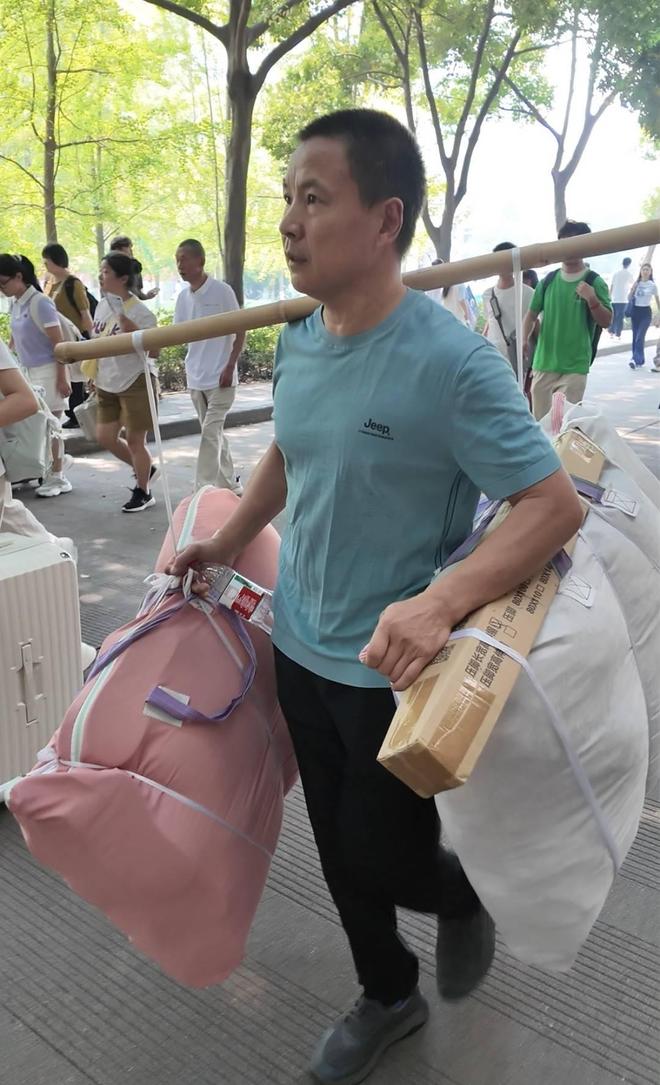 父亲扁担挑起行李送双胞胎女儿入学报到，姐妹俩竟同住一间宿舍