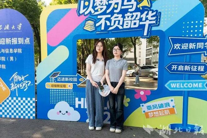 两个女生同名同姓、同年同月同日生 考上同校同个专业