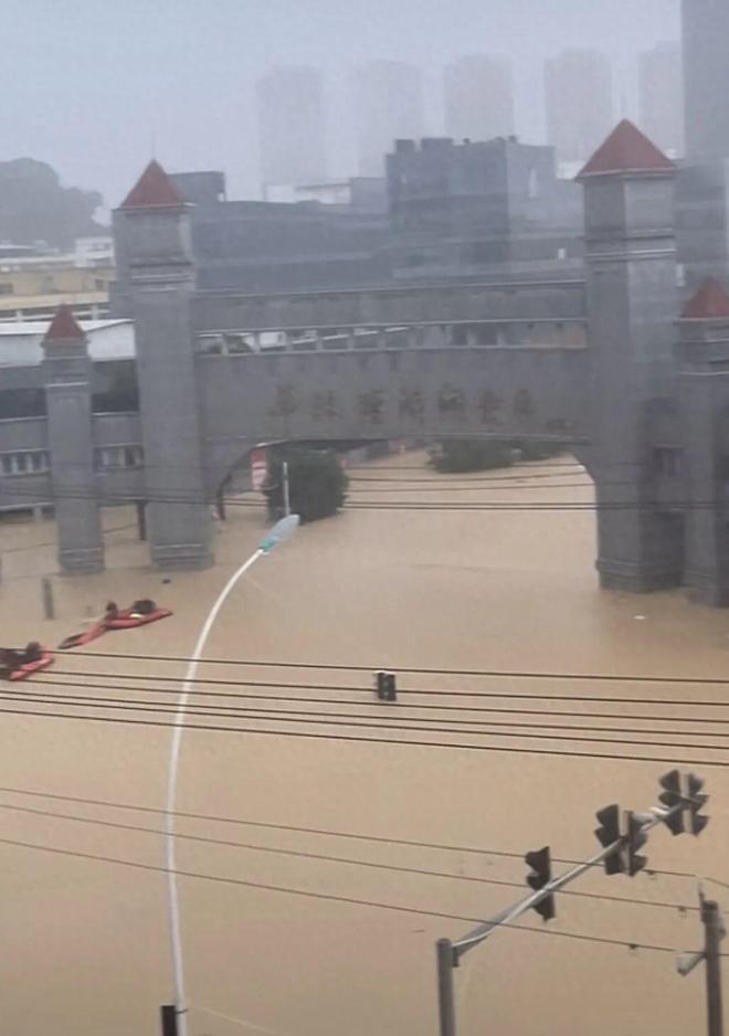 莆田强降雨致多人失联 当地居民感叹"二十年从未见过如此大水"