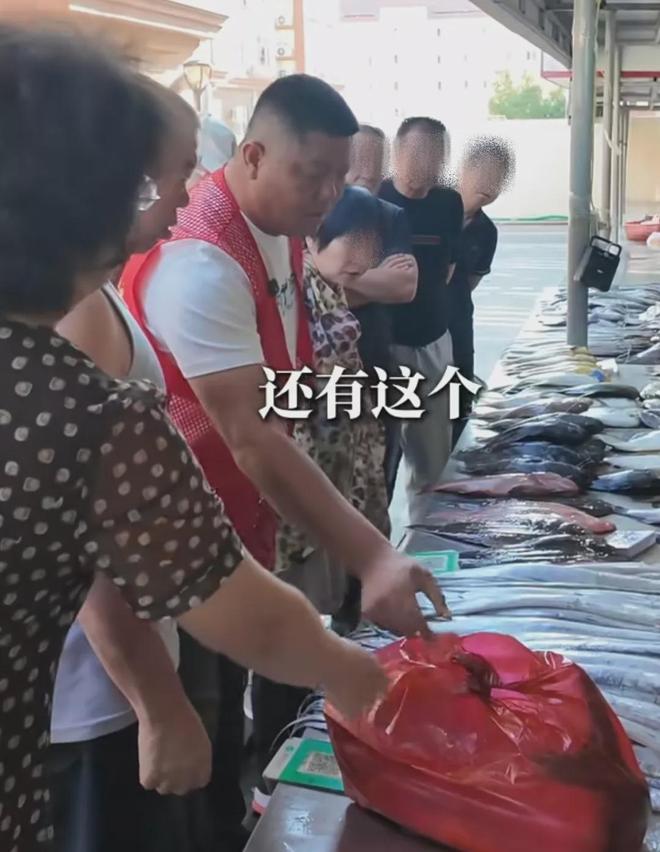 秦皇岛海鲜摊用禁袋被罚停业 官方回应引热议