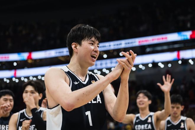 韩国男篮两胜日本问鼎亚运 创队史五金纪录 李贤重轰下27分18篮板5记三分