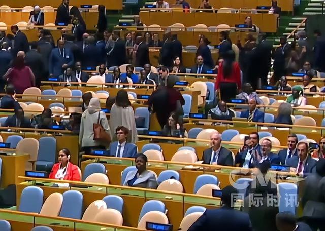 内塔尼亚胡联大遭冷遇，台下快走空，他骂离场者是懦夫