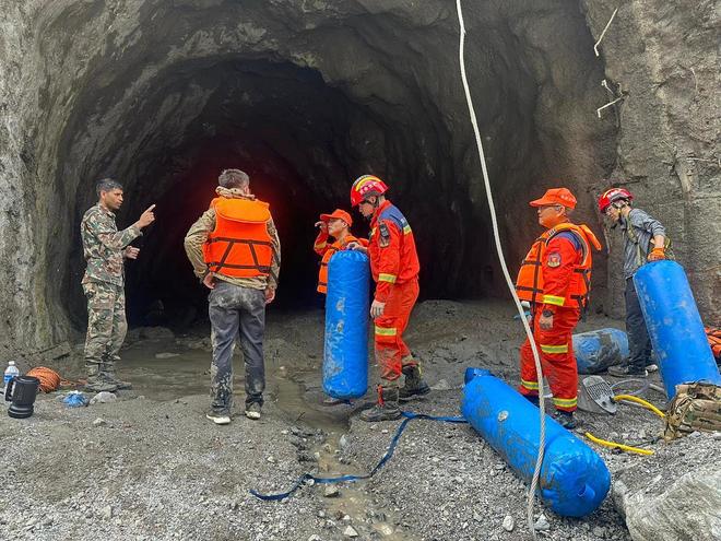 尼泊尔水电站事故致约40人困于地下厂房，救援方称仍存生还可能