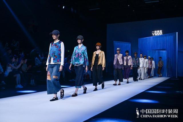 两场大秀直播成交1000万，她们从档口走到了时装周