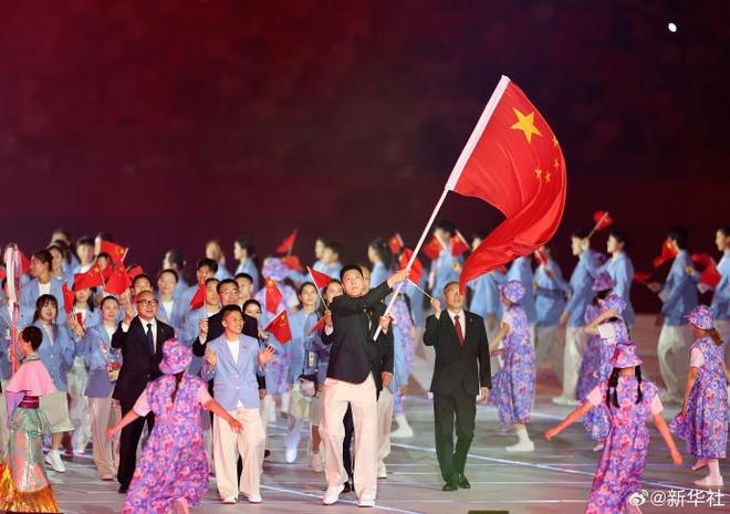 第二十届亚运盛会启幕，中国代表团昂首入场